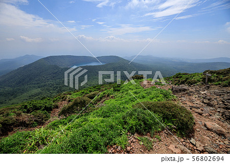 鹿児島県 宮崎県 霧島連山 韓国岳の登山道から大波池を見るの写真素材