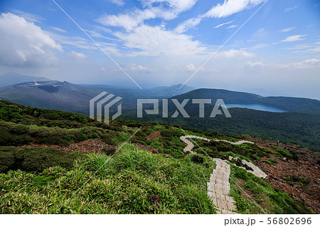 《鹿児島県 宮崎県 霧島連山》 韓国岳の登山道からの大波池と新燃岳 《鹿児島県 宮崎県 霧島連山》 韓国岳の登山道からの大波池と新燃岳 56802696