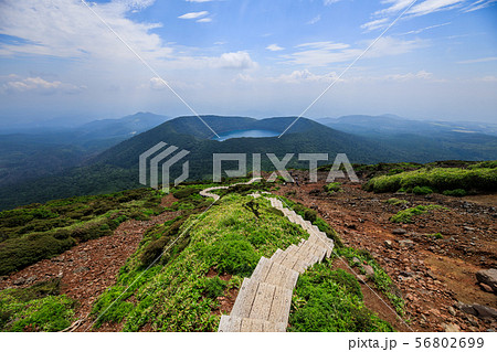 鹿児島県 宮崎県 霧島連山 韓国岳の登山道からの大波池の写真素材