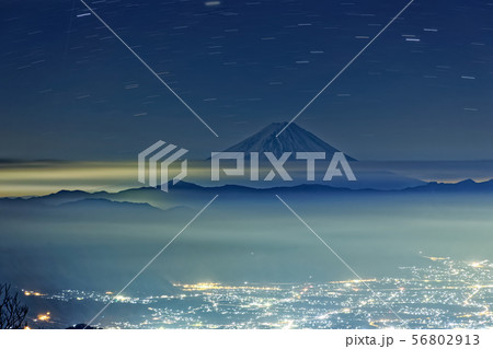 乾徳山・扇平から見る富士山と星空・甲府盆地の夜景 56802913
