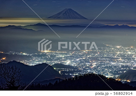 乾徳山・扇平から見る富士山と甲府盆地の夜景 56802914