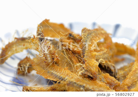 見栄えは良くないが家庭的で素朴な自宅調理の「鰯の骨煎餅」 56802927