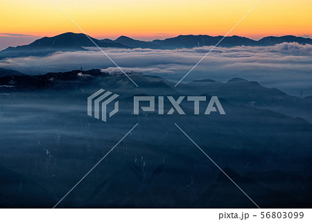 乾徳山から見る夜明けの大菩薩嶺と雲海 56803099