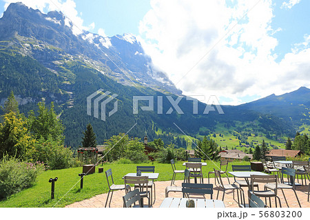 スイス、グリンデルワルトの夏景色 56803200