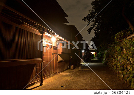 京都 吉田神楽岡町の大正時代の街並み夜景の写真素材