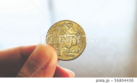 オーストラリアドル・コインを掴む手と指 オーストラリアドル・コインを掴む手と指 56804436