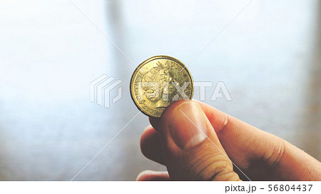オーストラリアドル・コインを掴む手と指 オーストラリアドル・コインを掴む手と指 56804437