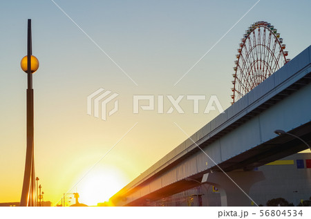 観覧車　高速道路　夕焼け 56804534