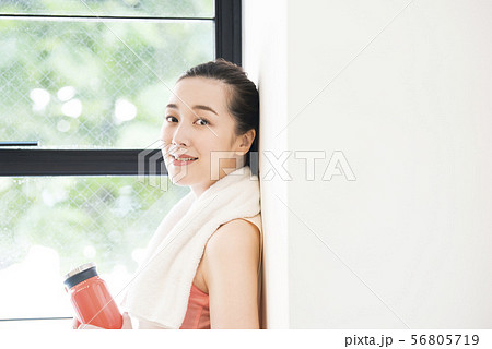 トレーニングする女性 トレーニングする女性 56805719