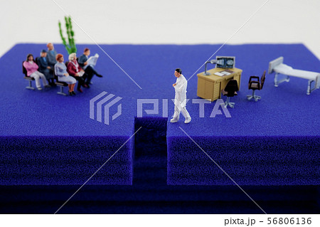 診療の落とし穴　無意識のバイアス 56806136