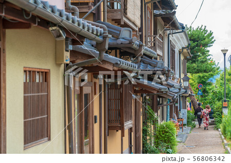 夏の京都東山　街並みと男女 56806342