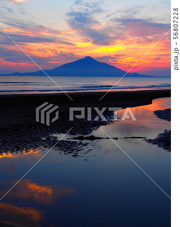 夕暮れ時の利尻富士 夕暮れ時の利尻富士 56807228