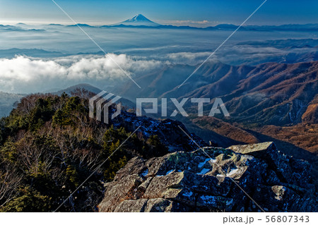 乾徳山山頂から見る富士山と甲府盆地の山並み 56807343