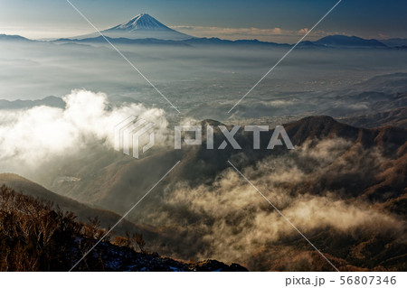 乾徳山山頂から見る富士山と甲府盆地の山並み 56807346