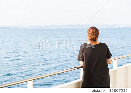 船から海を見つめる女性 56807532