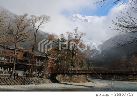 上高地　朝霧から顔出す美しい雪の穂高連峰の山々　 56807715