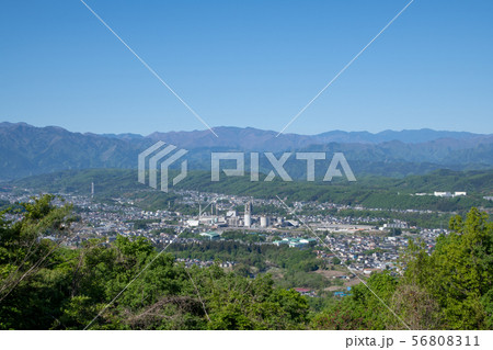 秩父盆地を望む 美の山公園付近より 秩父の山並み 秩父盆地を望む 美の山公園付近より 秩父の山並み 56808311