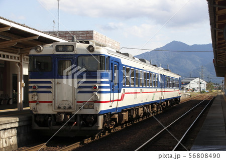 五泉駅に停車中の磐越西線キハ48 56808490