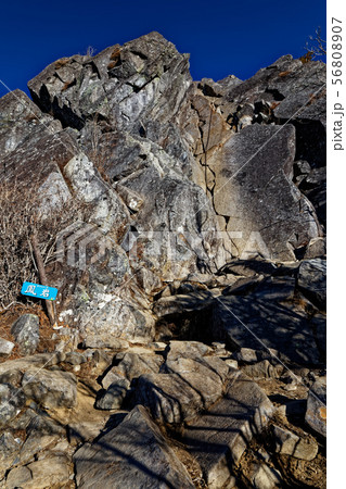 乾徳山山頂直下の岩場 56808907