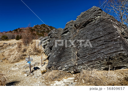 扇平から見る乾徳山と月見岩 扇平から見る乾徳山と月見岩 56809657