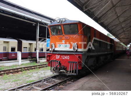 ヤンゴン中央駅の機関車　ミャンマー　東南アジア 56810267