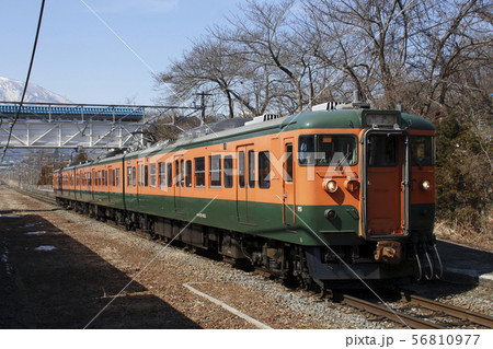 冬の牟礼駅に停車中の北しなの線115系(湘南色) 冬の牟礼駅に停車中の北しなの線115系(湘南色) 56810977