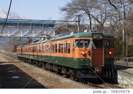 冬の牟礼駅に停車中の北しなの線115系（湘南色） 56810979