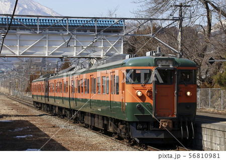 冬の牟礼駅に停車中の北しなの線115系(湘南色) 冬の牟礼駅に停車中の北しなの線115系(湘南色) 56810981