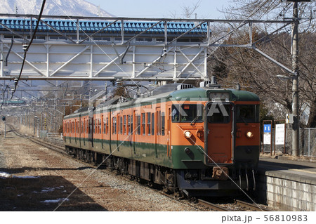 冬の牟礼駅に停車中の北しなの線115系（湘南色） 56810983