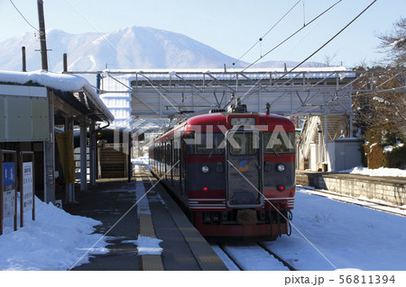 冬の牟礼駅に停車中の北しなの線115系 冬の牟礼駅に停車中の北しなの線115系 56811394
