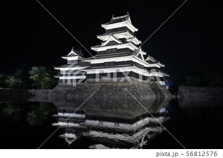 夜景の国宝松本城 56812576
