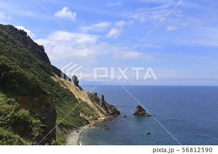 北海道　小樽　絶壁の海岸線 56812590