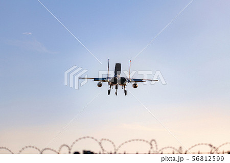 着陸態勢の戦闘機 着陸態勢の戦闘機 56812599