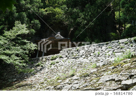 仰ぎ見る道仙寺奥の院行者堂　岡山県美作市 56814780
