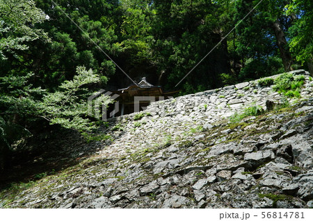 後山道仙寺奥の院行者堂を仰ぐ　岡山県美作市 56814781