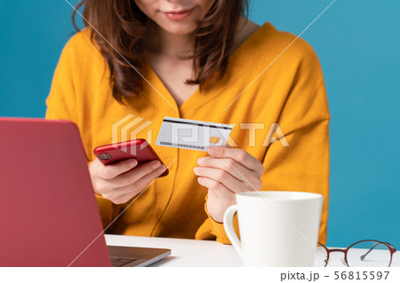 クレジットカードを見る女性 56815597