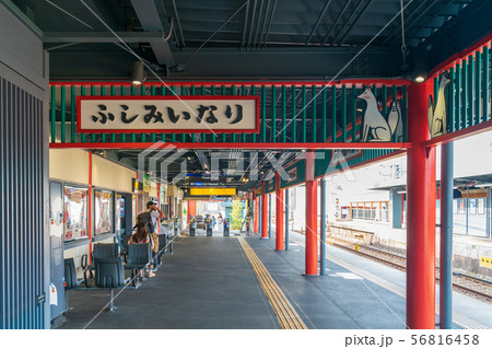 早朝の伏見稲荷駅 56816458