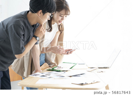 男性　女性　２人　クリエイター　ビジネス　オフィス　カジュアルビジネス　ミーティング　 56817643