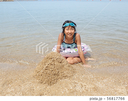 海水浴を楽しむ女の子 56817766