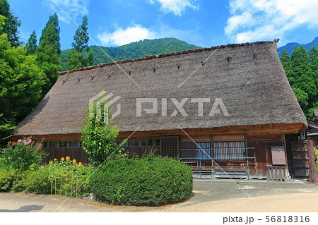 【富山県】晴天下の五箇山菅沼合掌集落 56818316