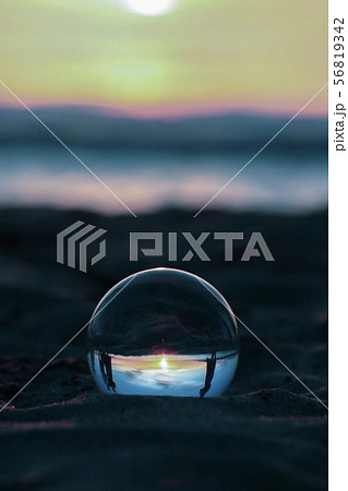 水晶玉に写る世界 水晶玉に写る世界 56819342