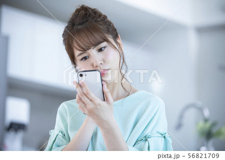 女性　スマホ　スマートフォン　携帯　携帯電話 56821709