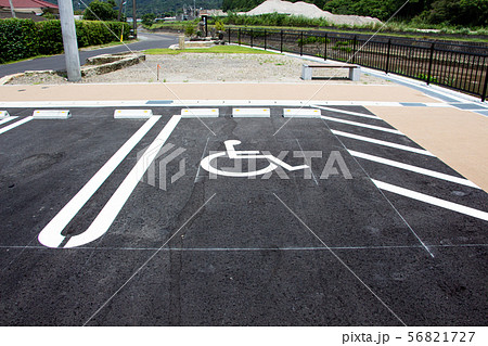 駐車場の車いすマーク 駐車場の車いすマーク 56821727