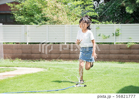 庭で水遊びをする女の子 56821777