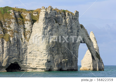 エトルタ アヴァルの門と針岩 エトルタ アヴァルの門と針岩 56822359