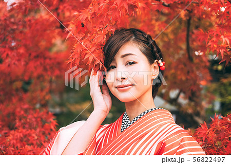 紅葉と着物の女性の写真素材 [56822497] - PIXTA