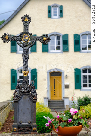 Cross and flower pot in house yard, Monreal 56822513
