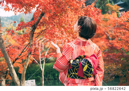 紅葉と着物の女性の写真素材