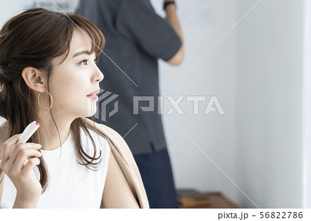 女性 ビジネス 営業 打ち合わせ ミーティング 書類 資料 女性 ビジネス 営業 打ち合わせ ミーティング 書類 資料 56822786