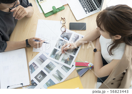 ミーティング　資料　机上イメージ　打ち合わせ　 56823443